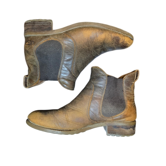UGG Shoes - UGG Distressed‎ Leather Chelsea Ankle Boots Shearling Lined Pull On Women’s 8